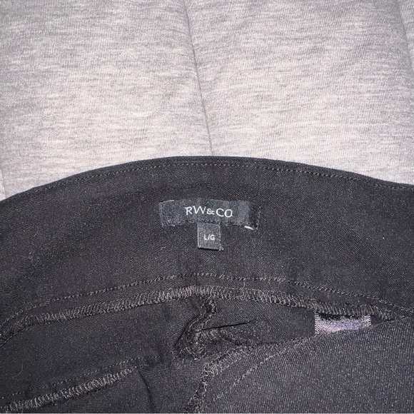 Form fitting RW&CO black skirt - Picture 5 of 5